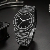 ساعت کوارتز مردانه شیک با طراحی خطی، صفحه گرد آنالوگ، بدنه و بند پلاستیکی سبک، باتری غیرقابل شارژ، مناسب برای استفاده روزمره و مهمانیها