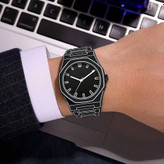 ساعت کوارتز مردانه شیک با طراحی خطی، صفحه گرد آنالوگ، بدنه و بند پلاستیکی سبک، باتری غیرقابل شارژ، مناسب برای استفاده روزمره و مهمانیها