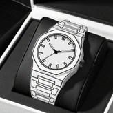 ساعت کوارتز مردانه شیک با طراحی خطی، صفحه گرد آنالوگ، بدنه و بند پلاستیکی سبک، باتری غیرقابل شارژ، مناسب برای استفاده روزمره و مهمانیها