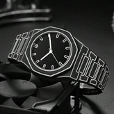 ساعت کوارتز مردانه شیک با طراحی خطی، صفحه گرد آنالوگ، بدنه و بند پلاستیکی سبک، باتری غیرقابل شارژ، مناسب برای استفاده روزمره و مهمانیها