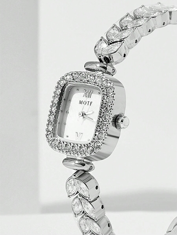 ساعت کوارتز زنانه MOTF با صفحهٔ مربعی پوشیده از نگین، بند تمامنقرهای، شیشه معدنی ضدخش و طراحی ظریف برای استفاده روزمره و جلوهای درخشان.