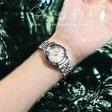 ساعت زنانه POEDAGAR با بند استیل دو رنگ نقرهای و طلایی، صفحه شیشهای سهبعدی با مقیاس کریستالی، نمایش تاریخ و روز هفته، کوارتز ژاپنی، شبتاب و ضدآب—لوکس و شیک برای استفاده روزمره و مجالس