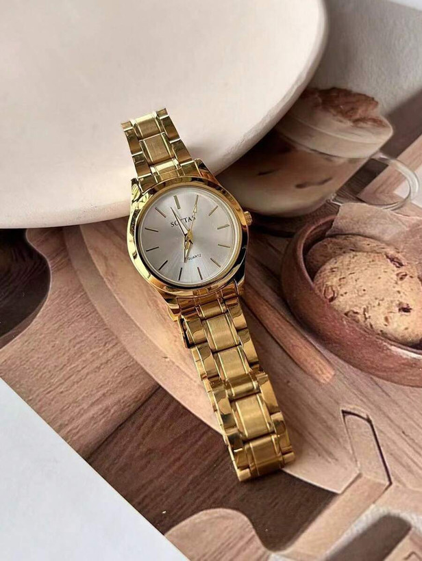 ساعت زنانه SOTTAS با طراحی مینیمال طلایی، بند استیل قابل تنظیم و ضدآب — گزینهای شیک و همهکاره برای روزمره و هدیه